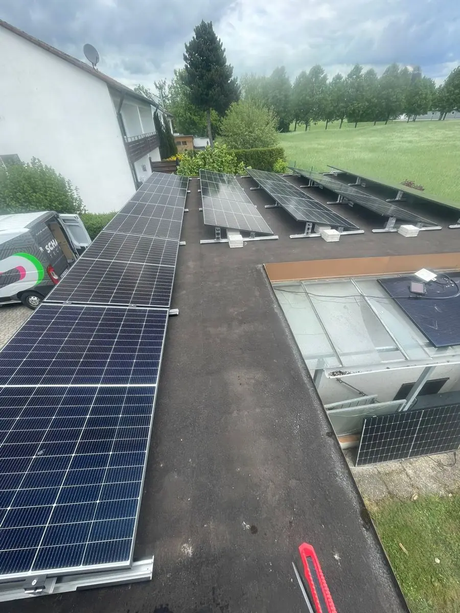 Photovoltaikmodule auf einem Flachdach mit Aufständerung